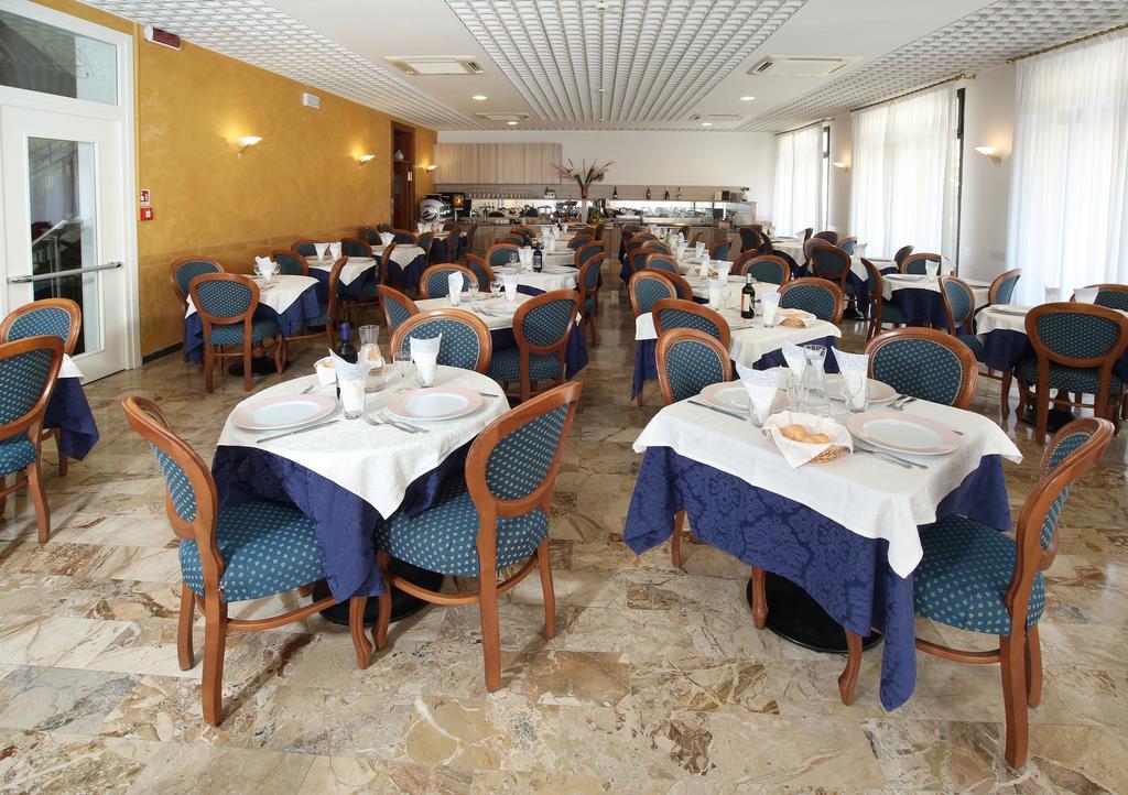 Hotel Piccinelli Римини Экстерьер фото