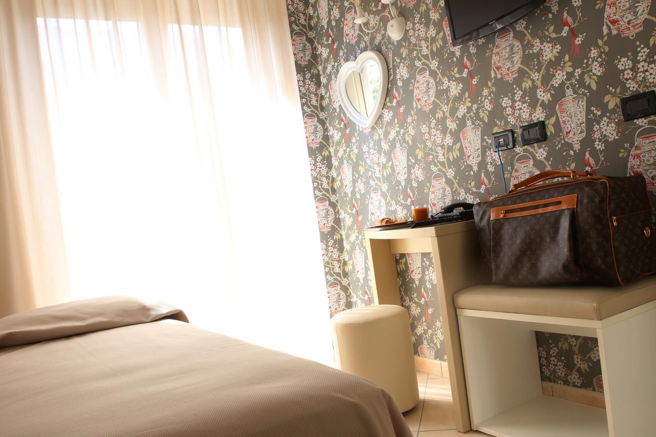 Hotel Piccinelli Римини Экстерьер фото
