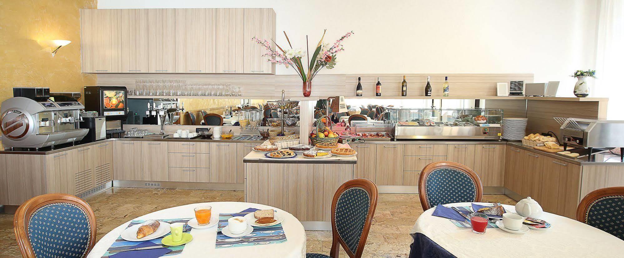 Hotel Piccinelli Римини Экстерьер фото